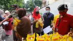 Seorang warga membeli minyak goreng murah di Kantor Kecamatan Johar Baru, Jakarta, Senin (17/1/2022). Sudin Perindustrian, Perdagangan, Koperasi, Usaha Kecil dan Menengah (PPKUKM) Jakarta Pusat menggelar Operasi Pasar minyak goreng murah seharga Rp 14.000 per liter. (Liputan6.com/Herman Zakahria)