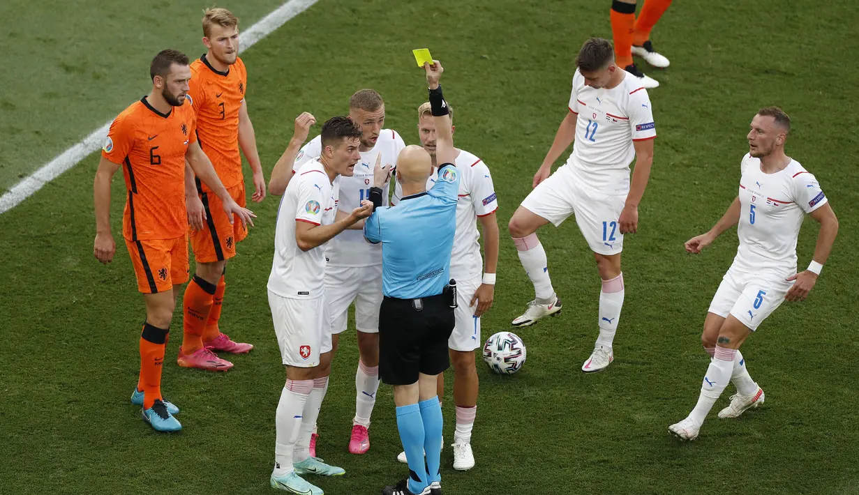 Pemain Belanda, Matthijs de Ligt awalnya diganjar dengan kartu kuning, namun setelah wasit meninjau kembali lewat VAR, keputusan berubah menjadi kartu merah. Akibat ulahnya, Belanda yang awalnya lebih diunggulkan dari Republik Ceska, malah mengalami kekalahan 0-2. (Foto: AFP/Pool/Laszlo Balogh)