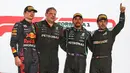 Hamilton terus nyaman di posisi terdepan hingga berakhirnya balapan. Hal tersebut membuat persaingan menjadi Juara Dunia Formula 1 semakin terbuka mengingat masih ada dua balapan tersisa. (AFP/Karim Jaafar)