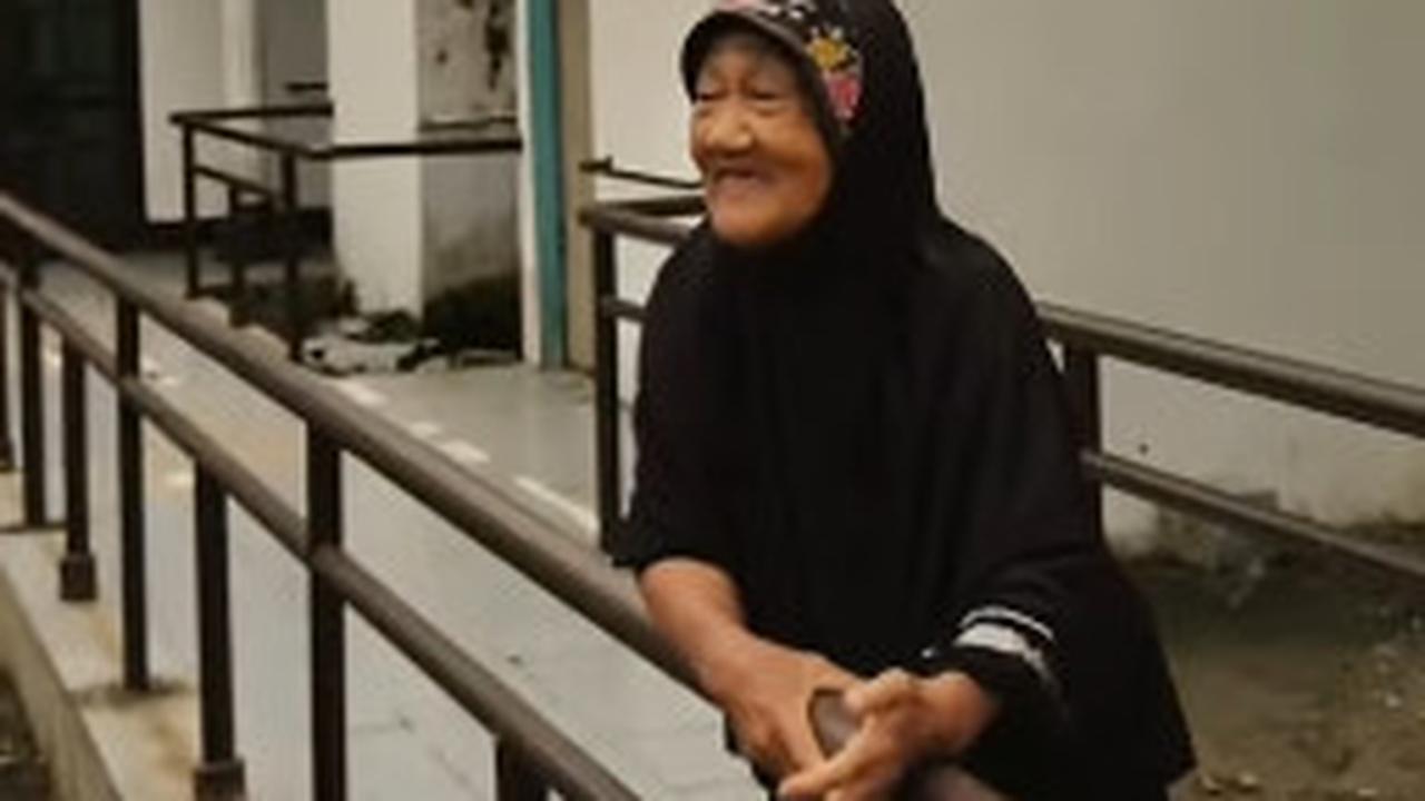 Sekolahkan 5 Anak Hingga Sukses, Wanita ini Bukan Dirawat Putra Putrinya