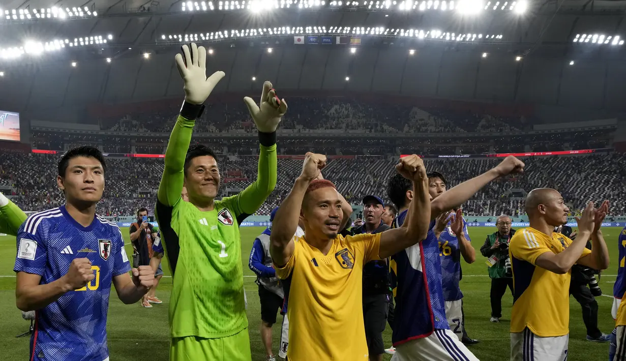 Para pemain Jepang merayakan kemenangan atas Spanyol 2-1 dalam pertandingan grup E Piala Dunia 2022 di Stadion Internasional Khalifa di Doha, Qatar, Jumat, 2 Desember 2022. Jepang lolos ke babak 16 besar Piala Dunia 2022 setelah menjadi juara grup F dengan tujuh poin.
(AP Photo/Eugene Hoshiko)
