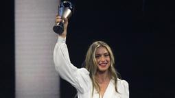 Alexia Putellas (kiri) menerima penghargaan sebagai Pemain Wanita FIFA Terbaik dari Presiden FIFA Gianni Infantino pada acara yang berlangsung di Paris, Prancis, Senin (28/02/2023) WIB. Putellas sukses mengalahkan dua pesaingnya Alex Morgan dan Beth Mead. (AP Photo/Michel Euler)