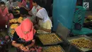 Kesibukan pekerja saat membuat kue kering di industri rumahan yang berada di kawasan Sidamukti, Depok, Jawa Barat, Senin (4/6). Permintaan kue kering meningkat tajam menjelang Idul Fitri. (Merdeka.com/Arie Basuki)