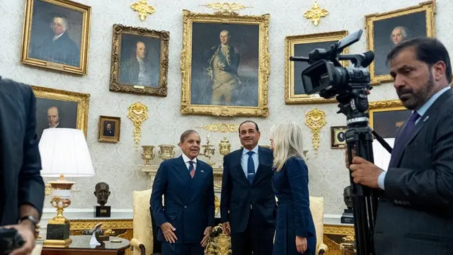 PM Pakistan Shehbaz Sharif dan Marsekal Lapangan Asim Munir saat menanti kemunculan Presiden Amerika Serikat Donald Trump di Gedung Putih pada 25 September 2025.