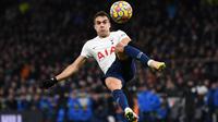 Bek Tottenham Hotspur, Sergio Reguilon berusaha menghalau bola saat menghadapi Brentford pada laga Liga Inggris 2021/2022 di Tottenham Hotspur Stadium, London (2/12/2021). Sergio Reguilon didatangkan Tottenham Hotspur dari Real Madrid pada awal musim 2020/2021 saat The Lilywhite dibesut Jose Mourinho. Mampu menembus skuad utama selama dua musim, ia mulai terpinggirkan saat Spurs diarsiteki Antonio Conte dan kedatangan Ivan Perisic. Ia pun sempat dipinjamkan ke Atletico Madrid selama semusim pada 2022/2023. (AFP/Daniel Leal)