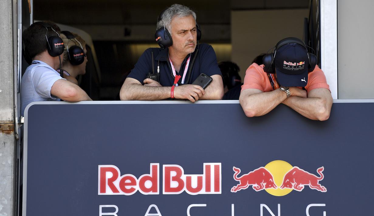 Pelatih Manchester United, Jose Mourinho saat menyaksikan kualifikasi F1 GP Monako di sikuit jalanan Monte-Carlo, (27/5/2017). (Andrej Isakovic/Pool Photo via AP)