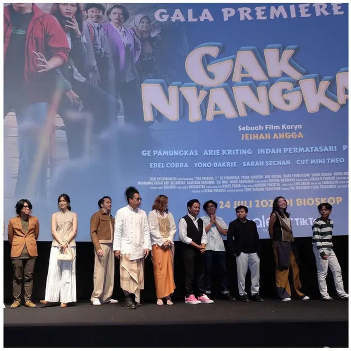 6 Potret Kebaya Brokat Indah Permatasari di Premiere 'Gak Nyangka', Detailnya Unik