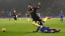 Bek Manchester City, Aleksandar Kolarov, berusaha melewati bek Leicester, Danny Simpson. Pada laga ini Leicester sempat unggul 4-0 atas City sebelum akhirnya mengecilkan kekalahan menjadi 4-2. (Reuters/Carl Recine)