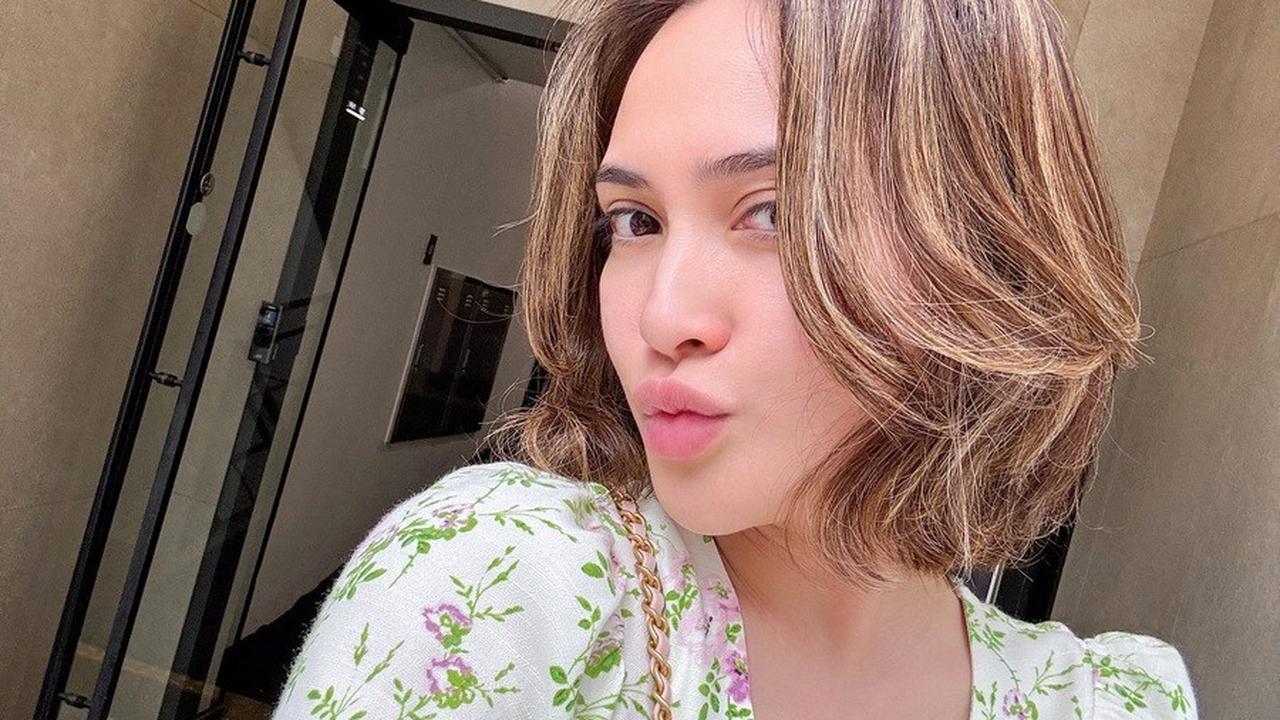 Mewarnai Rambut Dengan Highlight Blonde