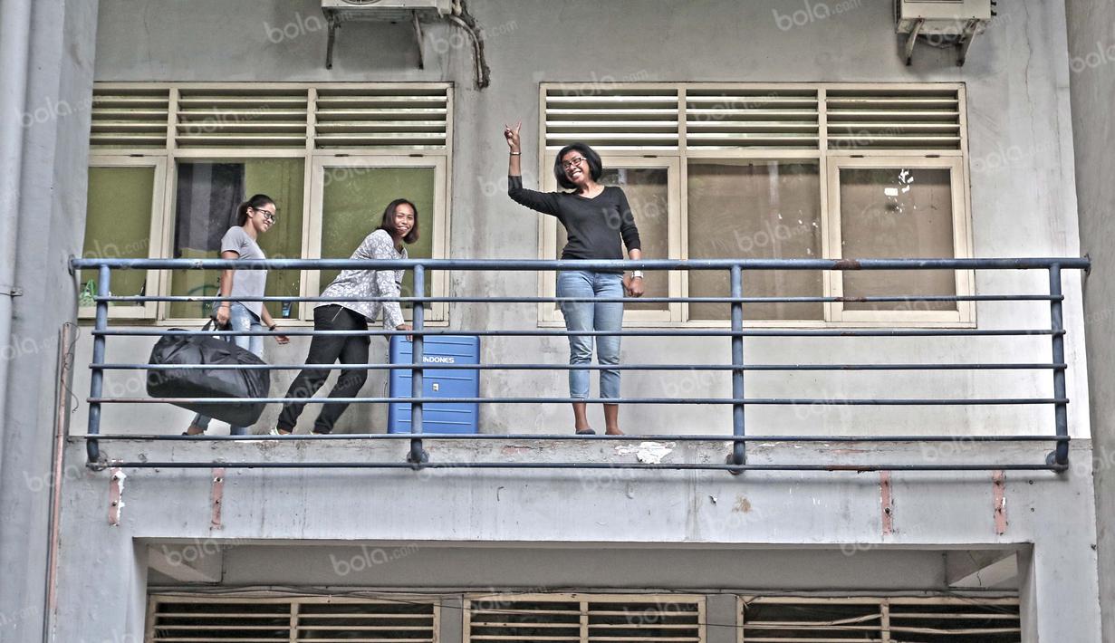  Atlet nasional tengah memindahkan barang sebelum bertanding di Stadion Madya, Senayan, Jakarta, Senin (25/4/2016). (Bola.com/Nicklas Hnoatubun)