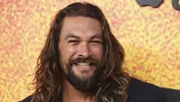 Jason Momoa tersenyum saat menghadiri pemutaran perdana musim ketiga film "See," di DGA Theater di Los Angeles (23/8/2022). Di film ini Jason Momoa adalah salah satu papa yang bangga, baik di dalam maupun di luar lokasi syuting. (Jordan Strauss/Invision/AP)
