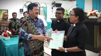 Menteri Agraria dan Tata Ruang/Kepala Badan Pertanahan Nasional (ATR/BPN), Hadi Tjahjanto menyerahkan sertifikat untuk gereja saat melakukan kunjungan kerja ke NTT. (Foto: Istimewa).