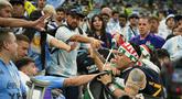 Ketegangan antar suporter terjadi sebelum pertandingan grup C Piala Dunia 2022 antara Argentina melawan Meksiko di Lusail Stadium, Qatar, Sabtu (26/11/2022). (AP Photo/Jorge Saenz)