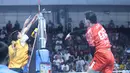 Pemain Surabaya Samator, Jordan Michael Imanuel Dwi Susanto melakukan spike keras ke daerah pertahanan Jakarta Bhayangkara Presisi pada pertandingan final four Proliga 2026 yang digelar di Jawa Pos Arena, Surabaya, Kamis (2/4/2026). Dok. PBVSI)