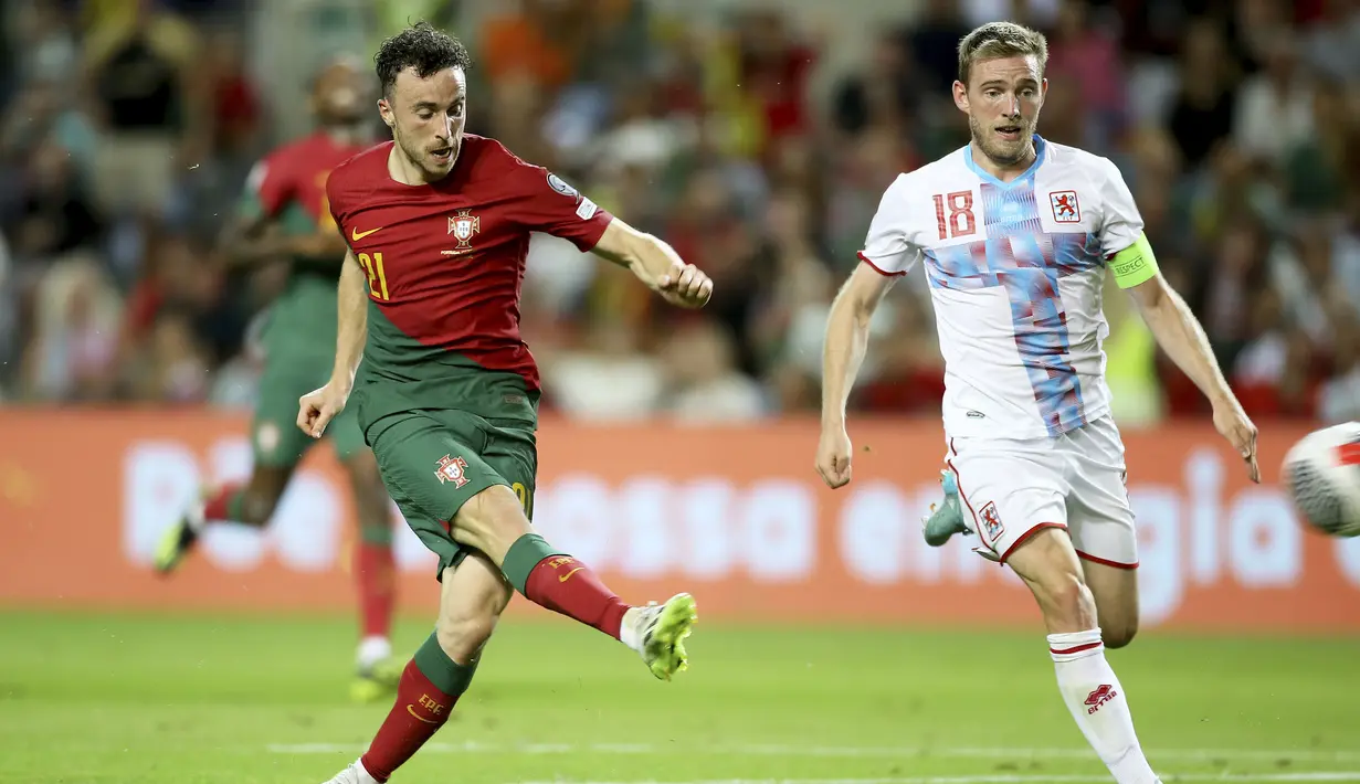 Striker Timnas Portugal, Diogo Jota melepaskan tendangan yang menghasilkan gol kelima timnya ke gawang Luksemburg pada laga Grup J Kualifikasi Euro 2024 di Estadio Algarve, Selasa (12/9/2023) dini hari WIB. (AP Photo/Joao Matos)