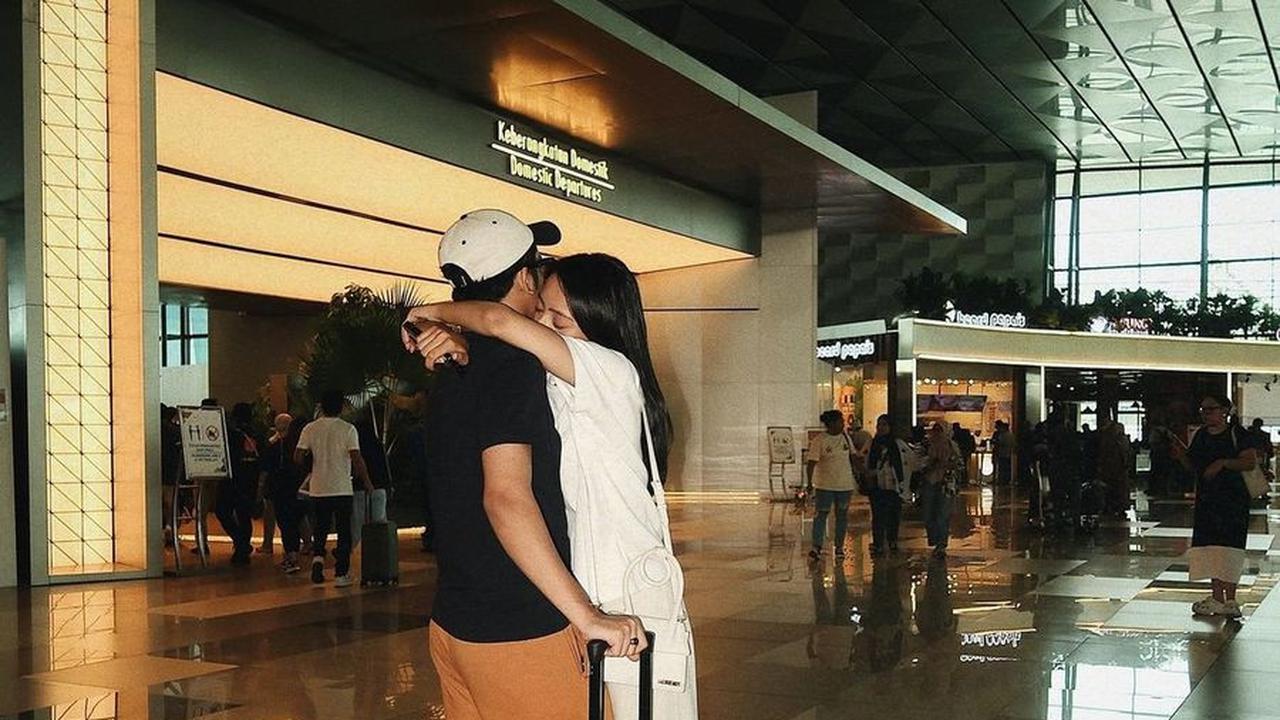 "Gak usah ganggu kebahagiaan orang lain, dengan komen cepat banget, pasti itu nggak mudah, pasti prosesnya juga sulit banget. Tapi hidup tetap berjalan dan kita juga nggak tau apa yang telah mereka rasakan," komentar seorang netizen.
