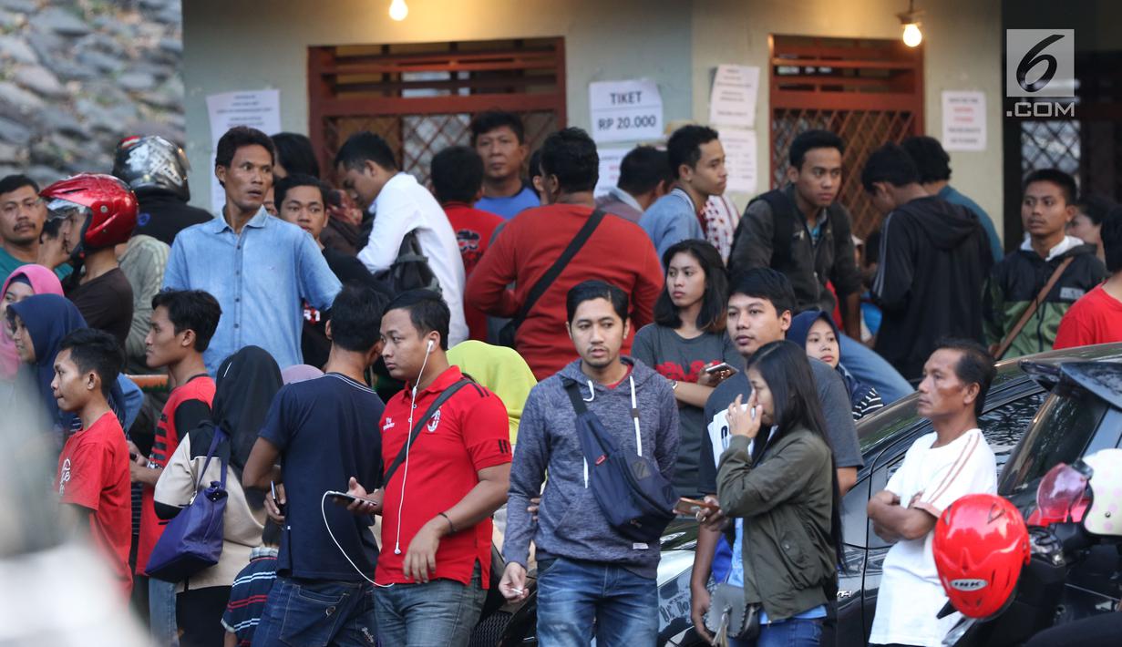 Sejumlah suporter antri di loket tiket laga semifinal Kejuaraan Voli Asia 2017 di di GOR Tri Dharma, Gresik, Senin (31/7). Tiket laga semifinal semifinal Kejuaraan Voli Asia 2017 terjual habis. (Liputan6.com/Helmi Fithriansyah)