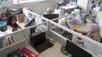 Aktivitas Aparatur Sipil Negara (ASN) Pemerintah Provinsi DKI Jakarta saat hari pertama kerja di gedung Balai Kota, Selasa (16/4/2024). (Liputan6.com/Herman Zakharia)