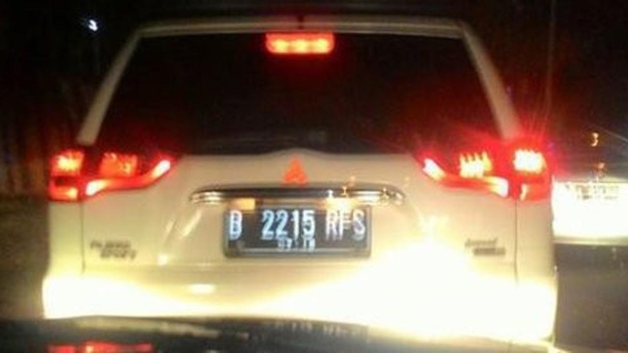 Mobil pejabat ini ugal-ugalan di jalan sampai acungkan jari tengah