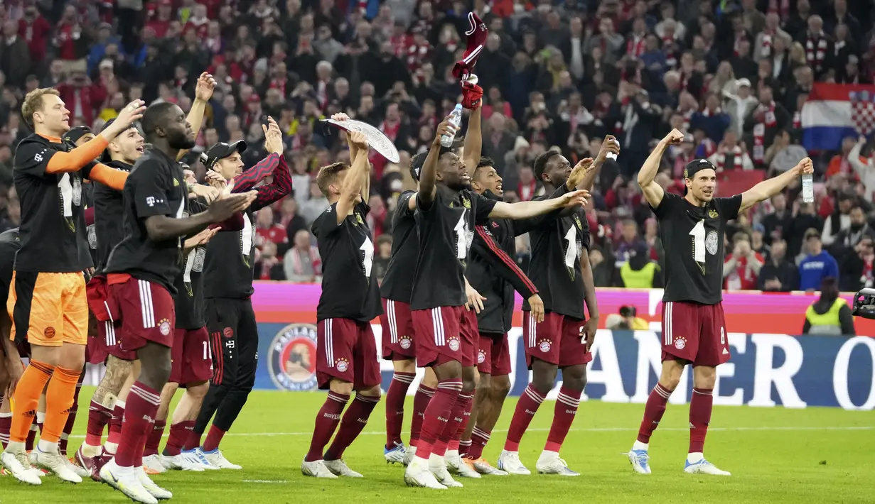 <p>Para pemain Bayern Munchen Julian Nagelsmann berselebrasi pada akhir pertandingan pekan ke-31 Bundesliga musim 2021/2022 saat menjamu Borussia Dortmund di Allianz Arena, Minggu (24/4/2022) dini hari WIB. Bayern Munchen kembali menjadi juara Bundesliga usai menghajar rivalnya Borussia Dortmund 3-1. (AP Photo/Matthias Schrader)</p>