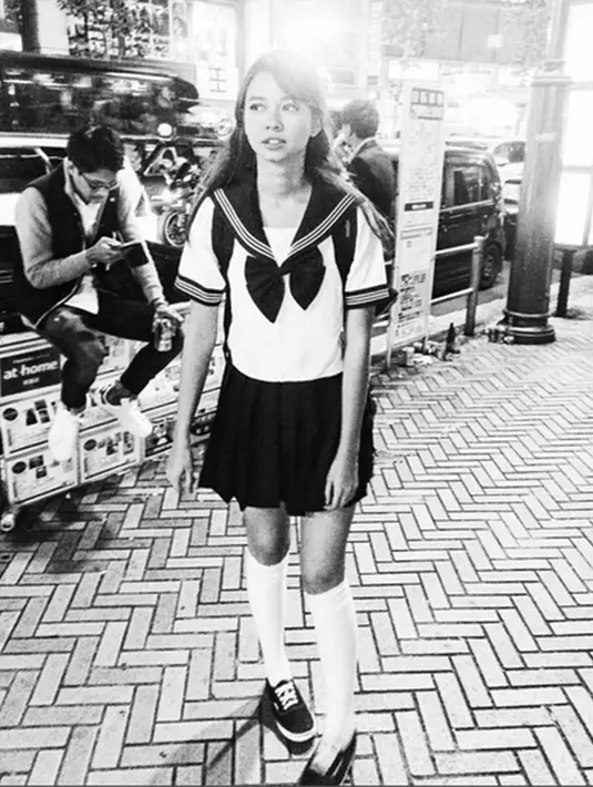 Yuki Kato mengenakan atasan putih dengan aksesoris pita besar di dadanya, serta rok pendek dipadukan kaos kaki selutut mirip Sailor Moon.(Via Instagram/@yukikt)