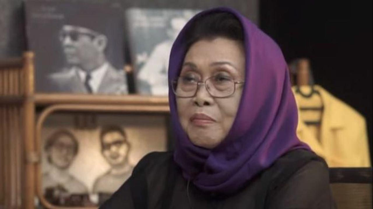Amelia yang pada saat itu masih kecil menangis melihat ibunya harus berjualan untuk memenuhi kebutuhan, tapi Ibu Yayu meyakinkan bahwa berjualan itu mulia. “Yang penting ibu tidak mencuri, biarlah ibu membanting tulang, kepala menjadi kaki, kaki menjadi