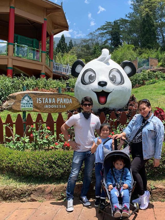 Main Ke Air Tenjun Ini 7 Momen Liburan Audy Item dan Iko Uwais