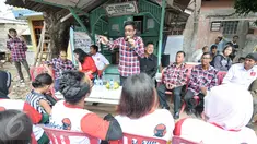 Calon wakil gubernur DKI Jakarta, Djarot Saiful Hidayat memaparkan program kerjanya bila kembali terpilih nanti, Jakarta, Senin (9/1). Blusukan ke Pasar Minggu, Djarot dengarkan keluhan warga dan meminta doa serta dukungan. (Liputan6.com/Yoppy Renato)