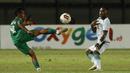 Striker PS Sleman, Irfan Jaya (kiri) berusaha melewati hadangan gelandang Persebaya Surabaya, Franc Rikhart Sokoy dalam laga Grup C Piala Menpora 2021 di Stadion Si Jalak Harupat, Bandung, Rabu (7/4/2021). PS Sleman menang 1-0 atas Persebaya. (Bola.com/Ikhwan Yanuar)
