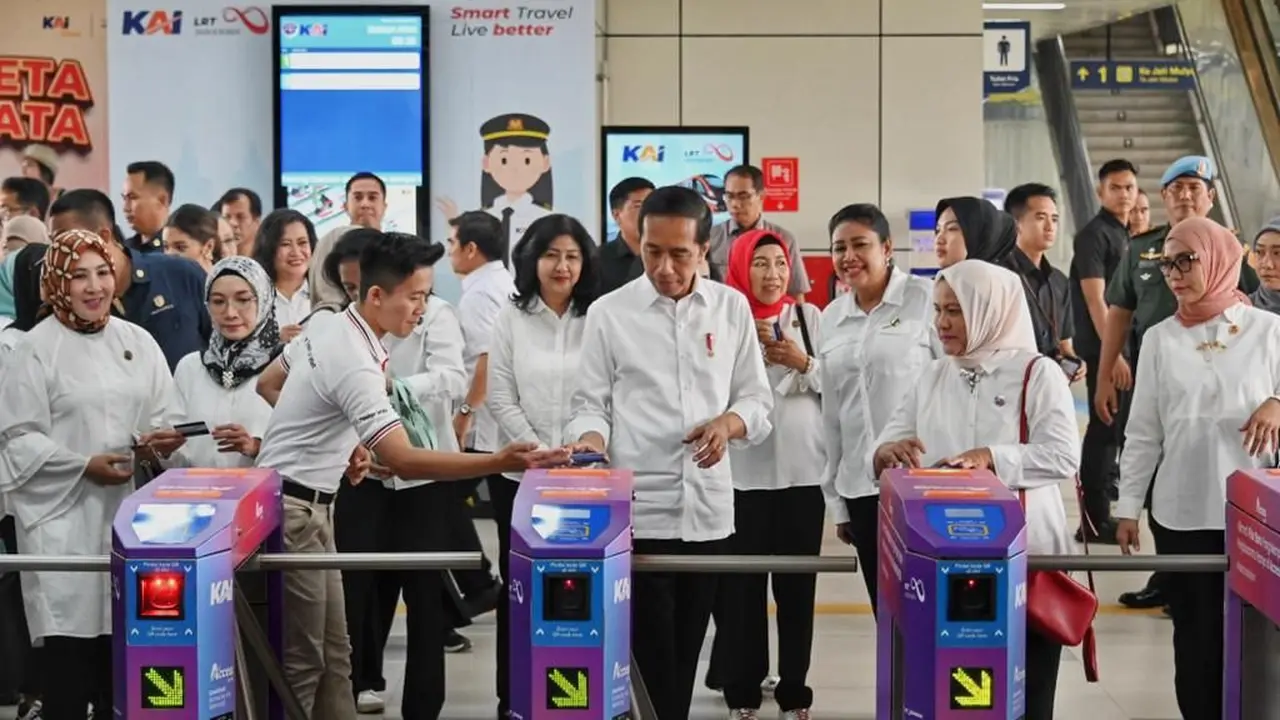 Presiden Republik Indonesia Joko Widodo atau Jokowi meresmikan operasional Kereta Api Ringan/Light Rail Transit terintegrasi di Wilayah Jakarta, Bogor, Depok, dan Bekasi (LRT Jabodebek) di Stasiun Cawang, Jakarta, Senin (28/8/2023). (Dok Kemenhub)