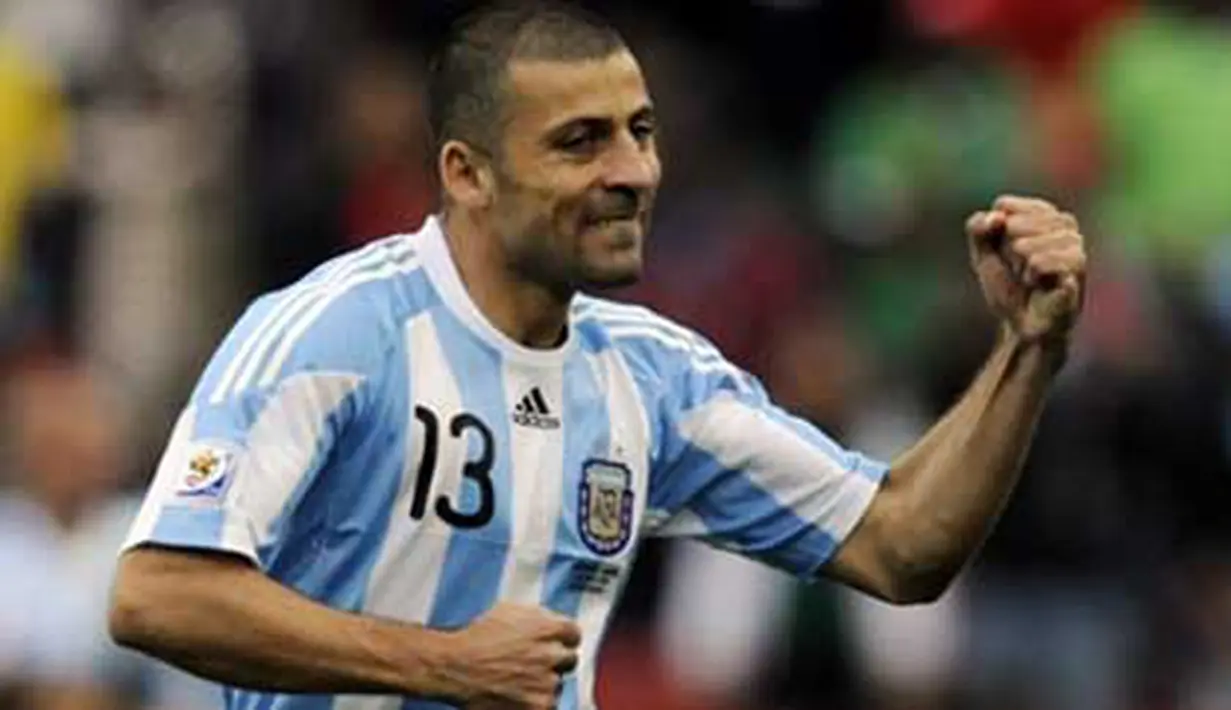Gaya defender Argentina Walter Samuel di laga lawan Nigeria di penyisihan Grup B PD 2010 di Ellis Park Stadium, Johannesburg, 12 Juni 2010. AFP PHOTO / DANIEL GARCIA 