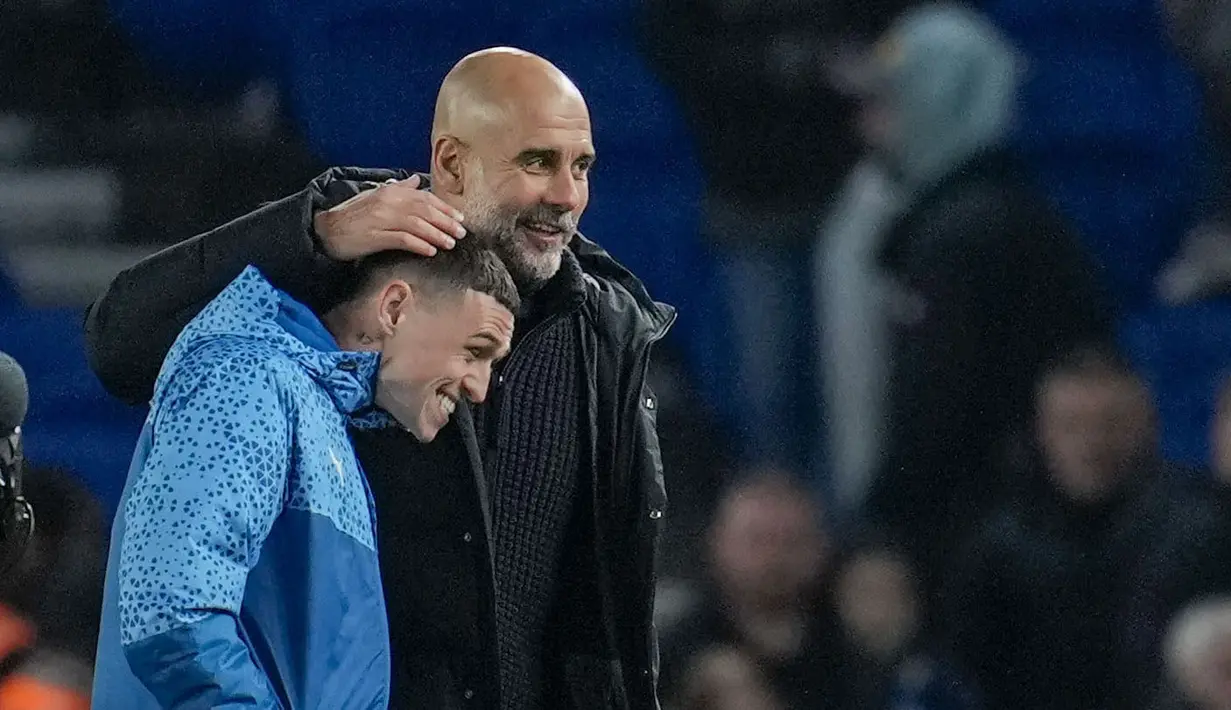Pemain Manchester City, Phil Foden, merayakan kemenangan bersama Pep Guardiola setelah menaklukkan Brighton & Hove Albion  dalam duel tunda pekan ke-29 Liga Inggris 2024, Jumat (26/4/2024). (AP Photo/Kin Cheung)