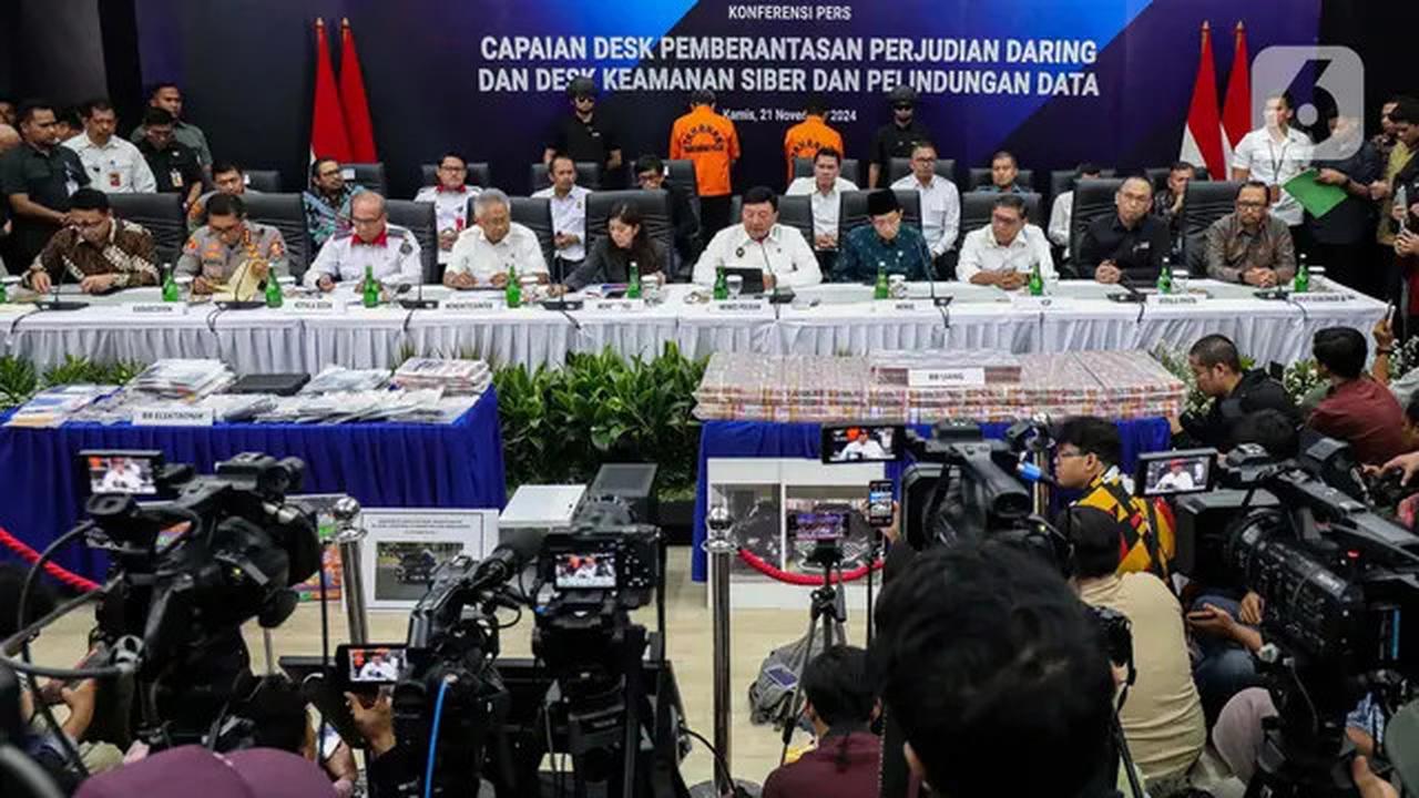 Bersama Sejumlah Menteri, Menko Polkam Budi Gunawan Tunjukkan Tumpukan Uang Hasil Operasi Pemberantasan Judi Online