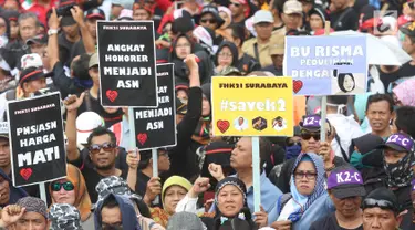 Ribuan honorer K2 seluruh Indonesia berunjuk rasa di depan Istana Merdeka, Jakarta, Selasa (30/10). Mereka menuntut Presiden Joko Widodo segera mengesahkan Revisi UU ASN No 5/2015. (Liputan6.com/Angga Yuniar)