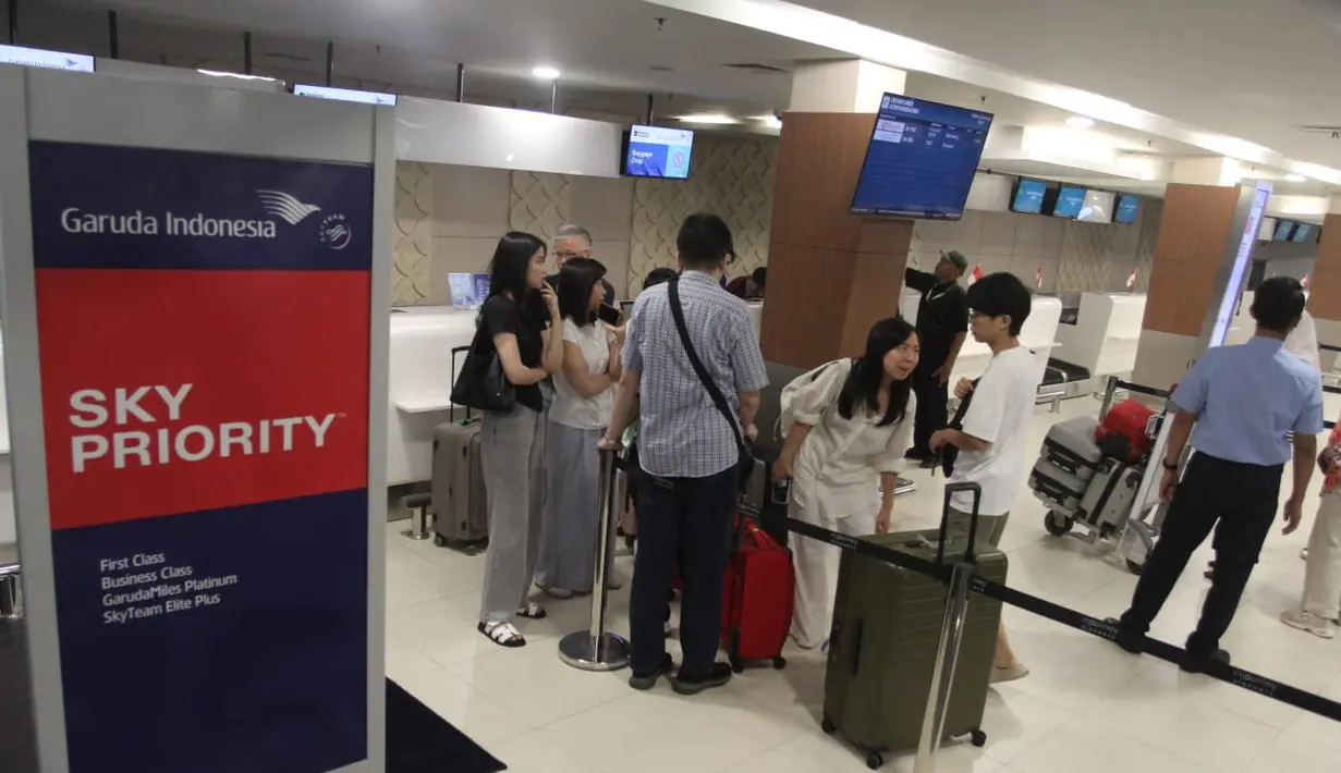 Calon penumpang melakukan check-in di konter maskapai penerbangan komersial di Bandara Husein Sastranegara, Bandung, Jawa Barat, Jumat 14 Agustus 2026. (Istimewa)