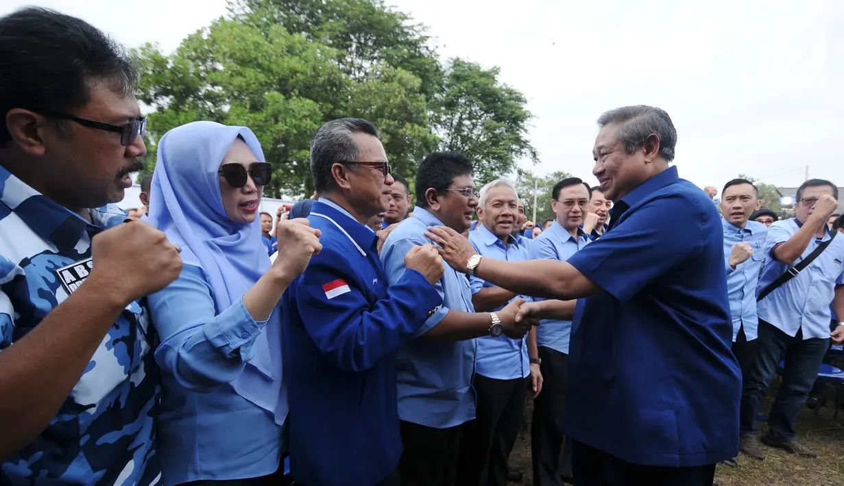 Ketum Partai Demokrat, Susilo Bambang Yudhoyono (kanan) menyalami kadernya usai menyampaikan pidato politik 2018 di Cibinong, Jumat (5/1). SBY mengatakan 2018 adalah penting karena Pilkada Serentak dan awal Pemilu 2019. (Liputan6.com/Helmi Fithriansyah)
