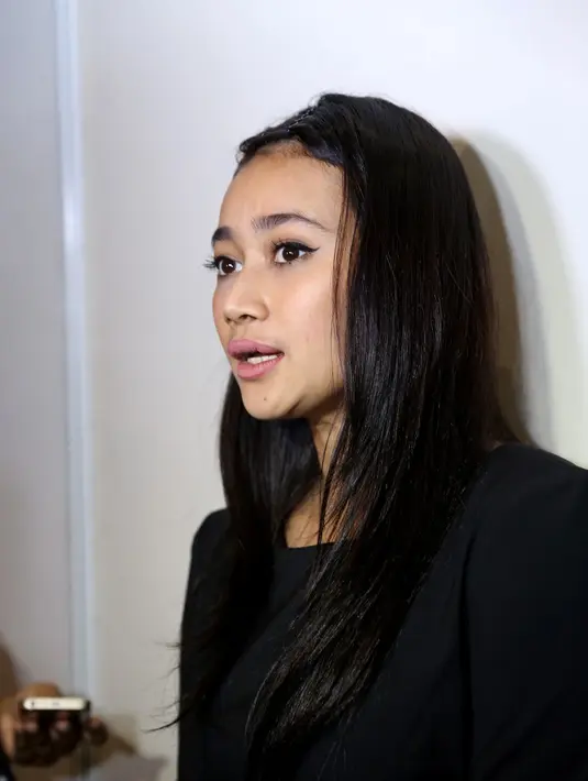 'Waktu itu aku cerai kan lima tahun lalu terus aku pindah ke Bali menenangkan diri tiga tahun sekarang keluarga dan teman ada di jakarta,' jelas bintang film Kain Kafan Perawan ini. (Andy Masela/Bintang.com)