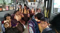 Siswa SD selama ini memanfaatkan keberadaan BRT untuk transportasi ke sekolah. (foto : Liputan6.com/ felek wahyu)