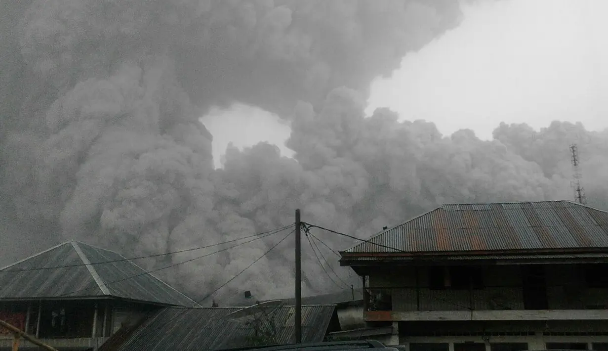 Kepulan awan panas Gunung Sinabung, Kabupaten Karo, Sumatera Utara, (22/5). Sinabung memuntahkan abu vulkanis sampai setinggi 3 kilometer ke angkasa. (Tuty/Basarnas)
