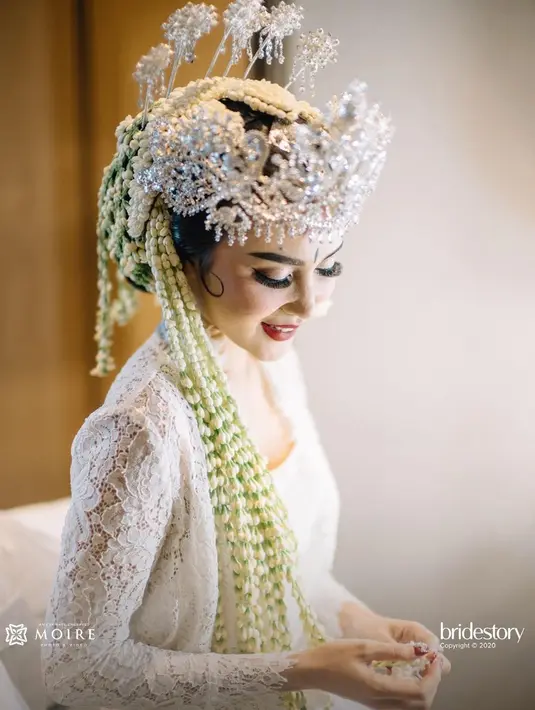 "Dia wanita yang luar biasa, seperti diketahui bahwa Vicy ketemu saya pas saya susah, bahkan susah banget. Dan dia nemenin saya sampai bangkit lagi," kata Kevin Aprilio. (Instagram/thebridestory)