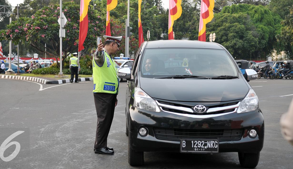 Petugas melakukan teguran kepada pengendara yang melanggar di jalan Medan Merdeka Barat, Jakarta, Jumat (5/8). Terhitung 27 Juli hingga 3 Agustus 2016 jumlah pelanggaran uji coba ganjil-genap mencapai 5.947 pelanggar. (Liputan6.com/Yoppy Renato)
