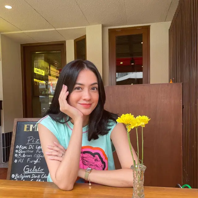 Pernah Jadi Pramugari, Ini 6 Potret Agla Artalidia Bintang Film Miracle in Cell No. 7