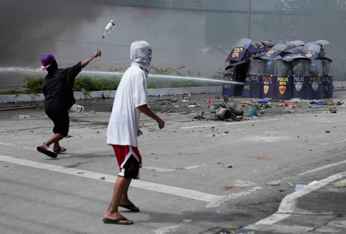 FOTO: Bentrokan di Manila,  49 Orang Ditangkap dalam Aksi Antikorupsi Filipina