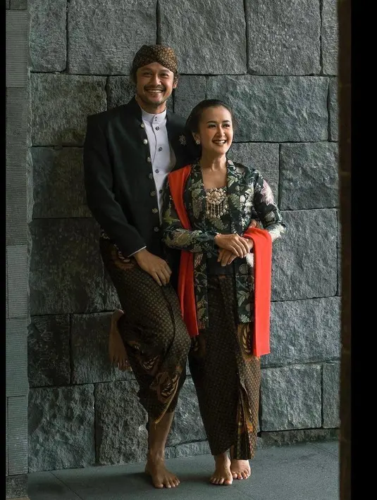 Liburan di Magelang, pasangan Dwi Sasono dan Widi Mulia memanfaatkannya untuk melakukan sesi pemotretan. (Instagram/widimulia).