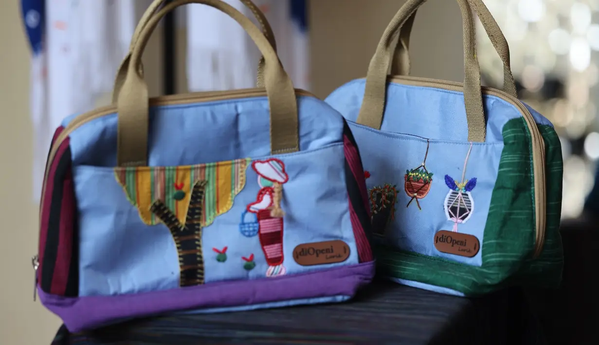 Aktivitas produksi diOpeni melibatkan perempuan, termasuk lansia dan ibu tunggal, yang diberikan kesempatan untuk tetap produktif dan berkarya dari rumah.