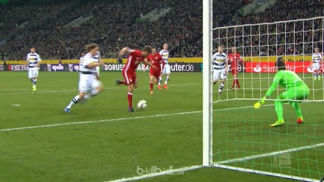 Video highlights Bundesliga antara Borussia Monchengladbach vs Bayern Munchen berakhir dengan skor 0-1. This video presented by Ballball.