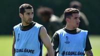 Gelandang Arsenal, Henrikh Mkhitaryan dan Lucas Torreira saat mengikuti sesi pelatihan tim di pusat pelatihan London Colney di St. Albans (21/5/2019). Arsenal akan bertanding melawan Chelsea pada babak Final Liga Europa pada 29  Mei di Baki Olimpiya Stadionu. (AFP Photo/Olly Greenwood)