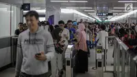 Warga melewati mesin tiket MRT di pintu masuk Stasiun MRT Bundaran HI, Jakarta, Minggu (24/3). Moda Raya Terpadu (MRT) Jakarta Fase 1 dengan rute Bundaran HI - Lebak Bulus resmi beroperasi. (Liputan6.com/Faizal Fanani)