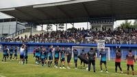 Ratusan bobotoh antusias menyaksikan tim kesayangannya, Persib Bandung, menjalani latihan pada Kamis (26/5/2022). (Bola.com/Erwin Snaz)