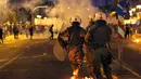Polisi anti huru hara saat berjaga saat bentrok dengan unjuk rasa anti-bailot di Athena, Yunani, Rabu (15/7/2015). Unjuk rasa ini dilakukan menjelang pemungutan suara kesepakatan bailout. (REUTERS / Yannis Behrakis)